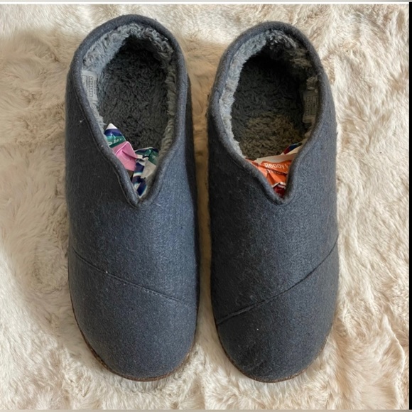New Men’s Toms Charcoal Wool Insulated Slippers - Picture 3 of 4